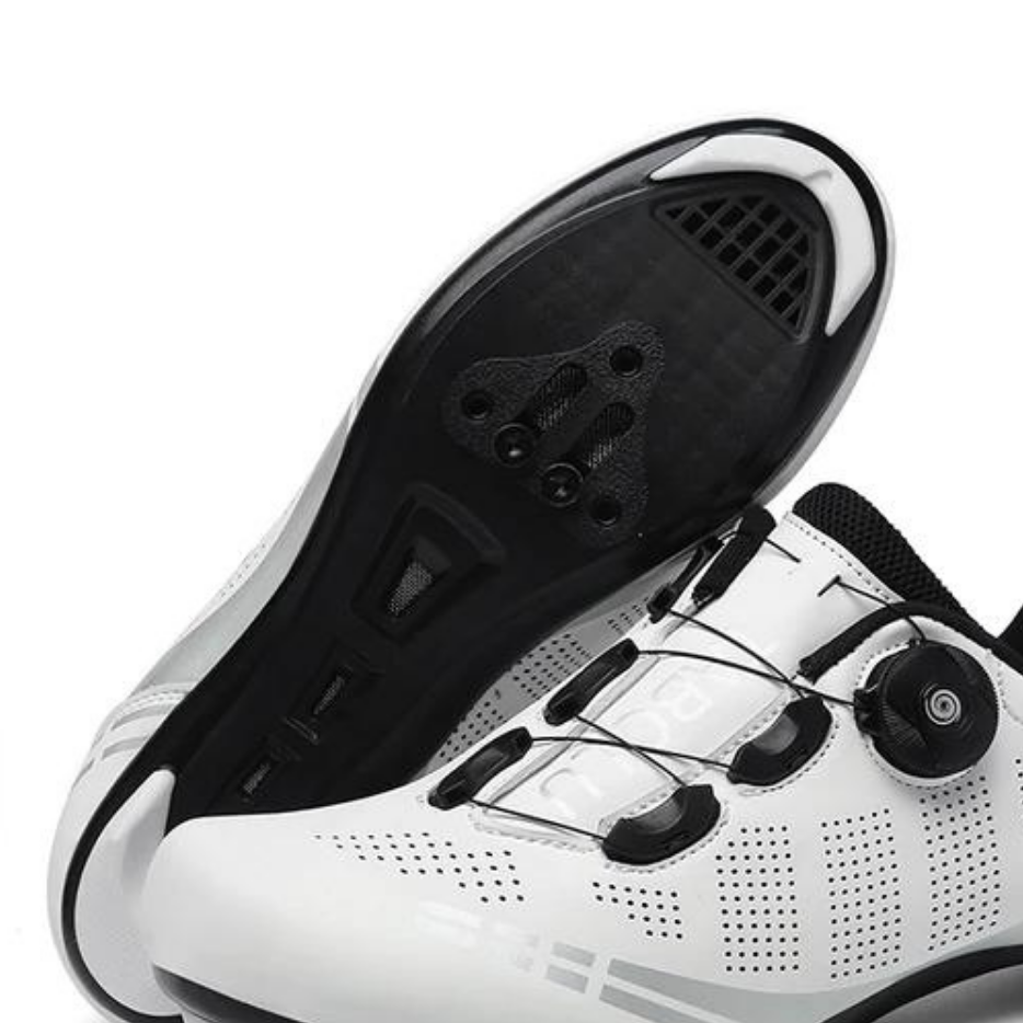 Detaljebillede af røde ortopædiske cykelsko, der viser de åndbare materialer og det ergonomiske design for optimal fodstøtte.
