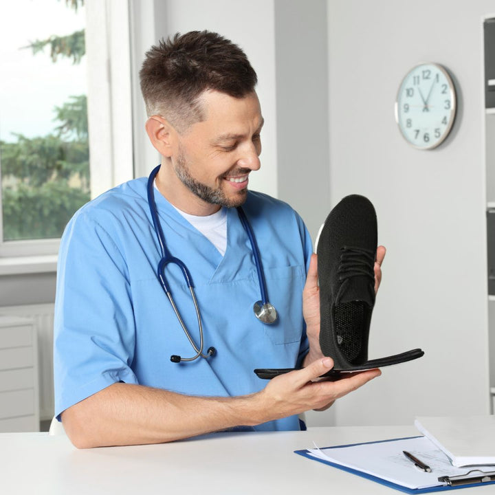 Ergonomiske Orthowalk sko i sort og hvid, tilbyder åndbar komfort og smertelindring for damer og herrer.