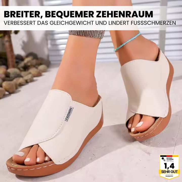 Ergonomiske, skridsikre sandaler i beige, der kombinerer komfort og stil, ideelle til enhver fodform og lejlighed.