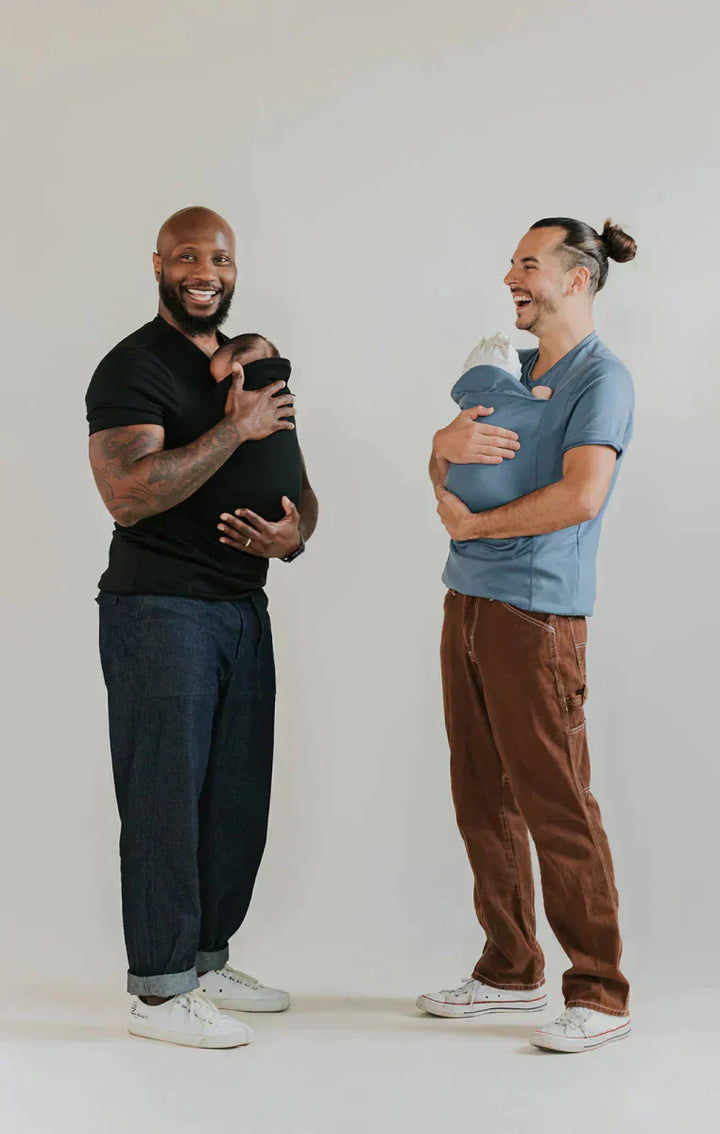 Ergonomisk Baby T-shirt Bæresele i grå med blødt, åndbart stof til stilfulde forældre og maksimal komfort.