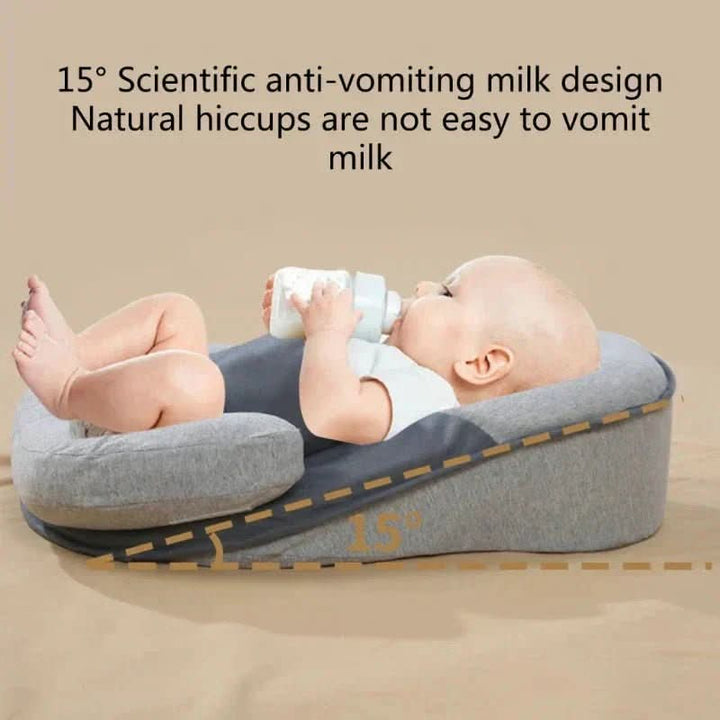 Spædbarnspude med ergonomisk design for optimal hovedstøtte og forebyggelse af fladt baghoved.