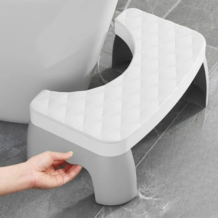 Ergonomisk badeværelsesskammel i hvidt plast, fremmer optimal sundhed og kropsholdning ved toilet.