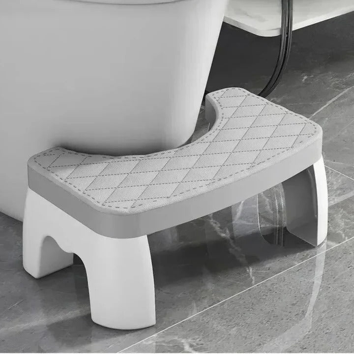 Rengøringsvenlig plastskammel til badeværelset, sikrer komfort og en ergonomisk kropsholdning.