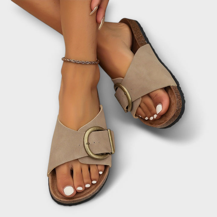 Stilfulde sorte dame sandaler med ergonomisk sål og skridsikker bund, perfekt til sommerfodtøj.