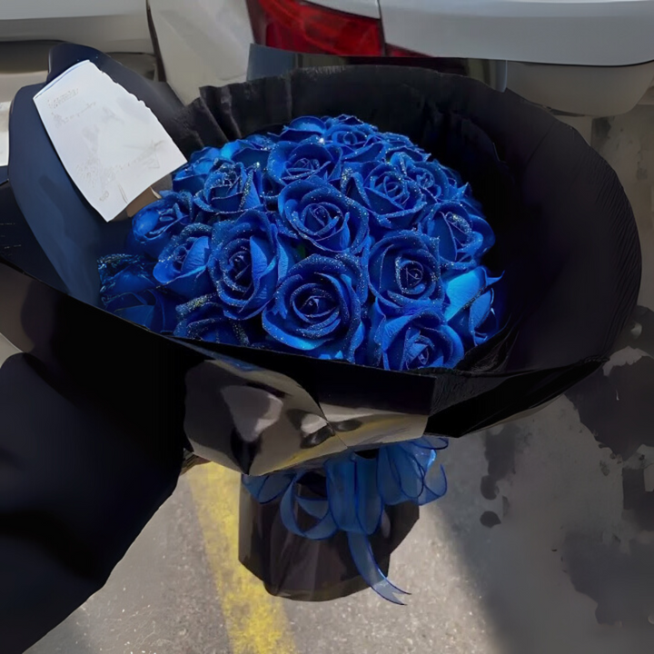 En eksklusiv buket evige roser i en elegant blomsterboks. Den perfekte romantiske jubilæumsgave.