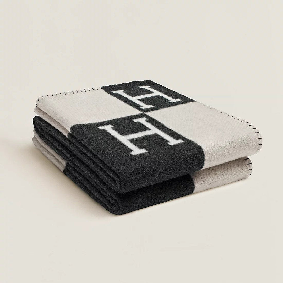 Varmt og blødt uld cashmere tæppe. Ideelt til kolde aftener og hyggelig indretning.