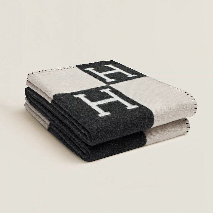 Varmt og blødt uld cashmere tæppe. Ideelt til kolde aftener og hyggelig indretning.