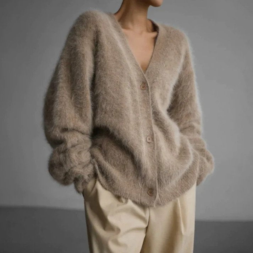 Elegant dame cardigan i tidløst strikdesign. Perfekt til komfortabel og stilfuld hverdagsbrug, varm overdel.