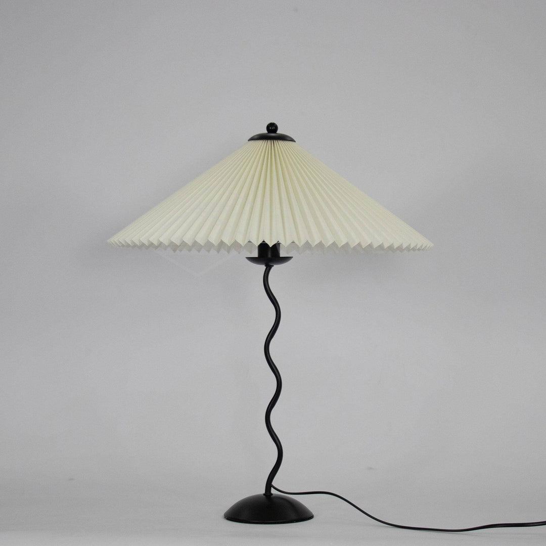 Moderne bølget desigbordlampe i metal