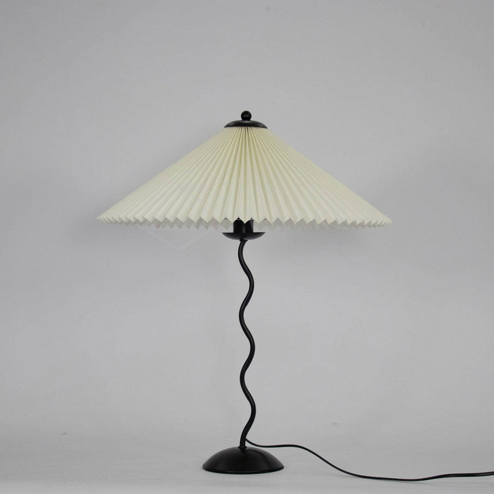 Moderne bølget desigbordlampe i metal