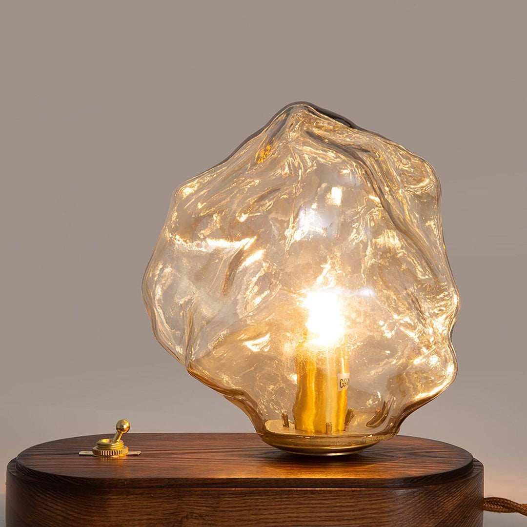Bordlampe af glas i isstensdesign
