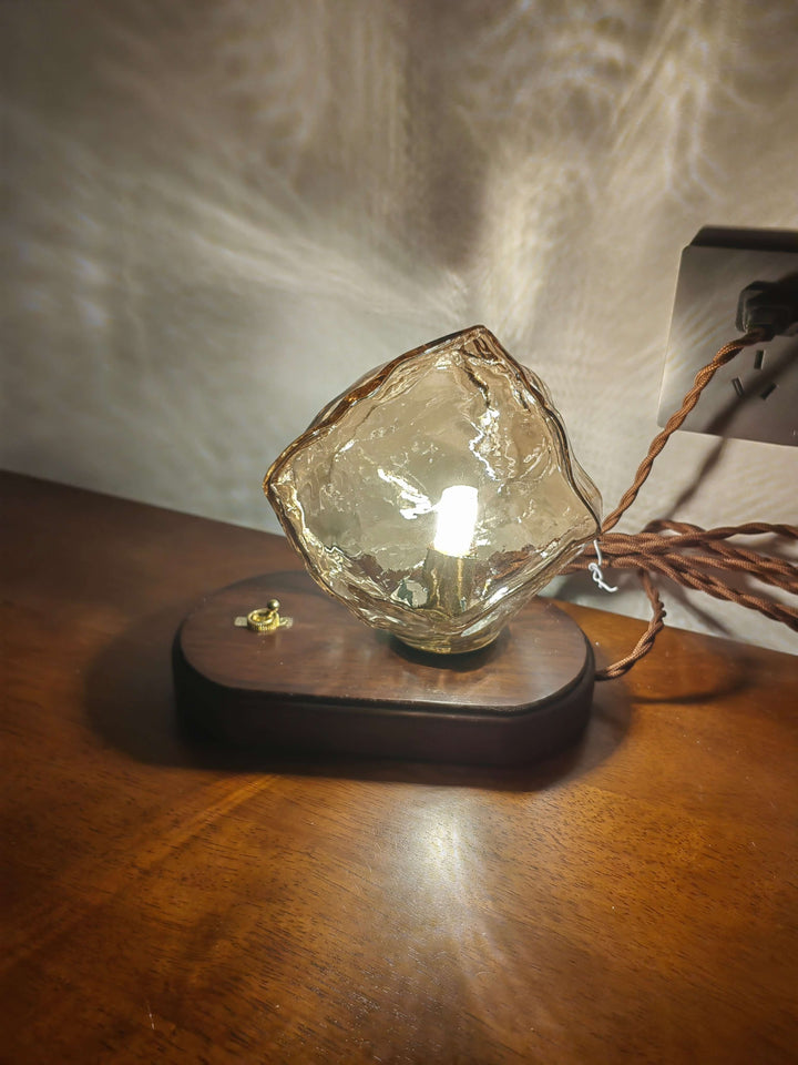 Bordlampe af glas i isstensdesign