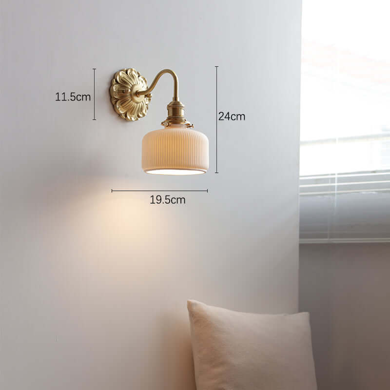 Elegant Keramik Væglampe med Messingdetaljer
