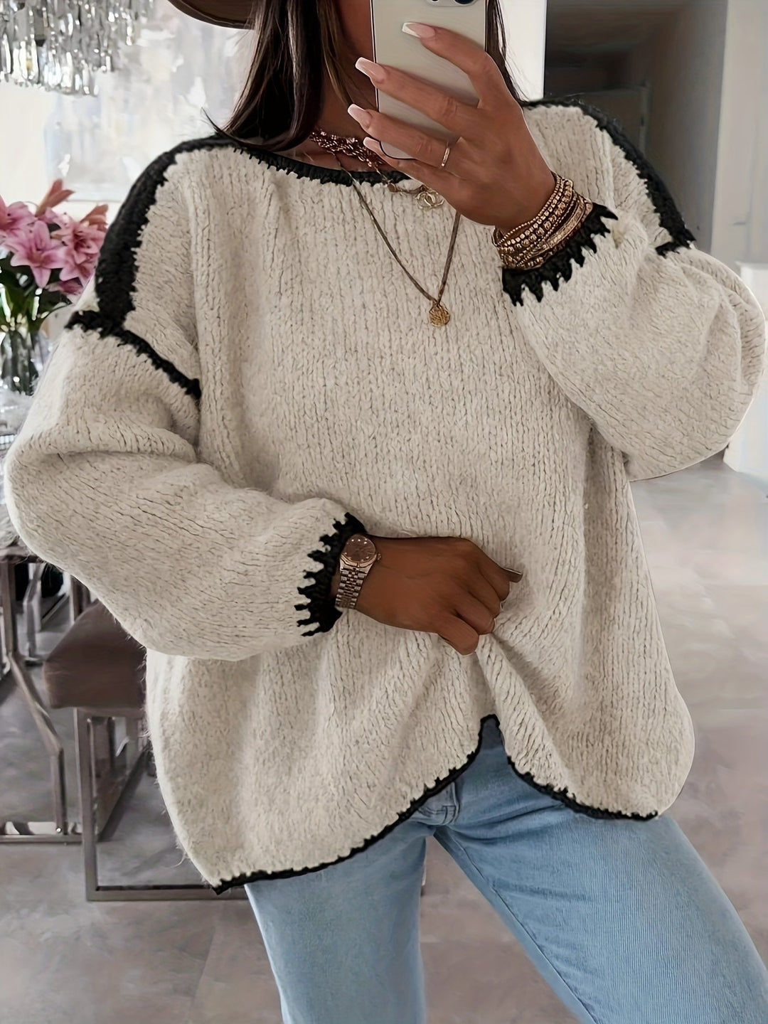 Moderne dame sweater med bådudskæring og afslappet løs pasform. Perfekt som stilfuldt hverdagstøj.
