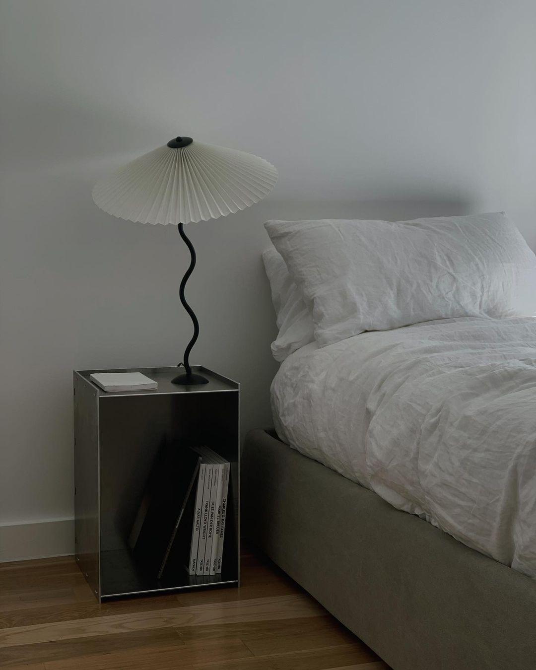 Moderne bølget desigbordlampe i metal