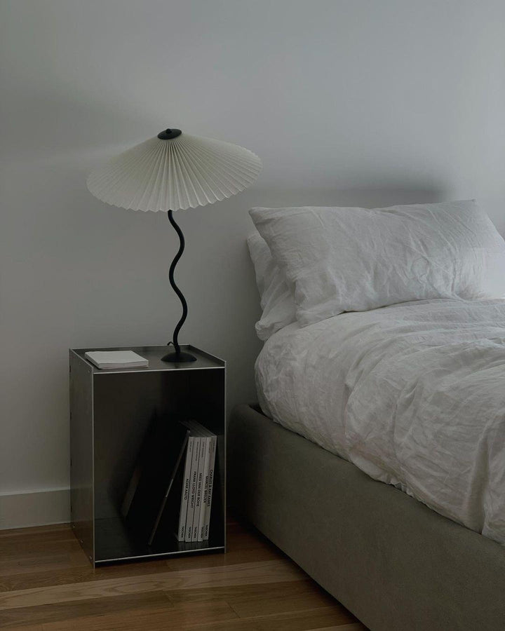 Moderne bølget desigbordlampe i metal