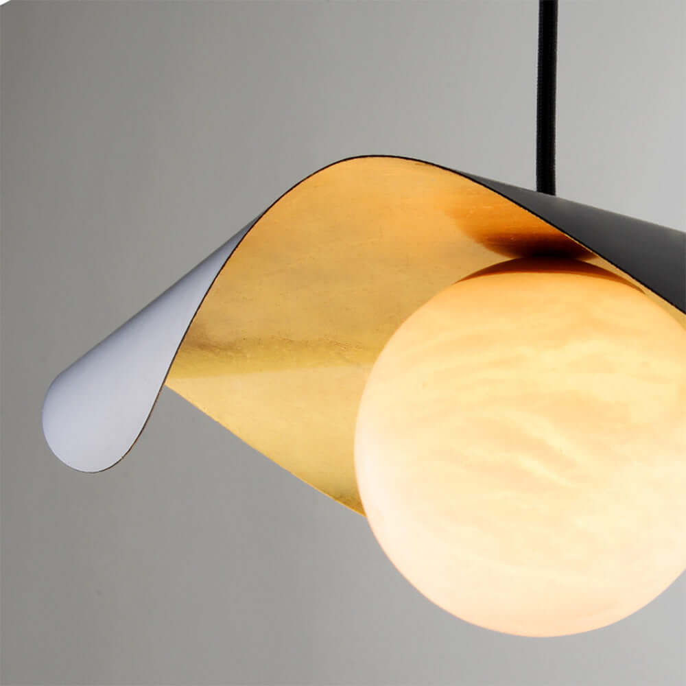 Moderne loftslampe i metal med varmt lys