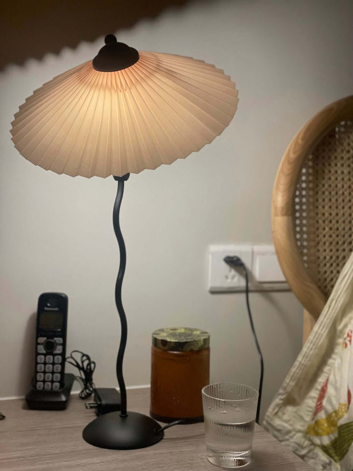 Moderne bølget desigbordlampe i metal