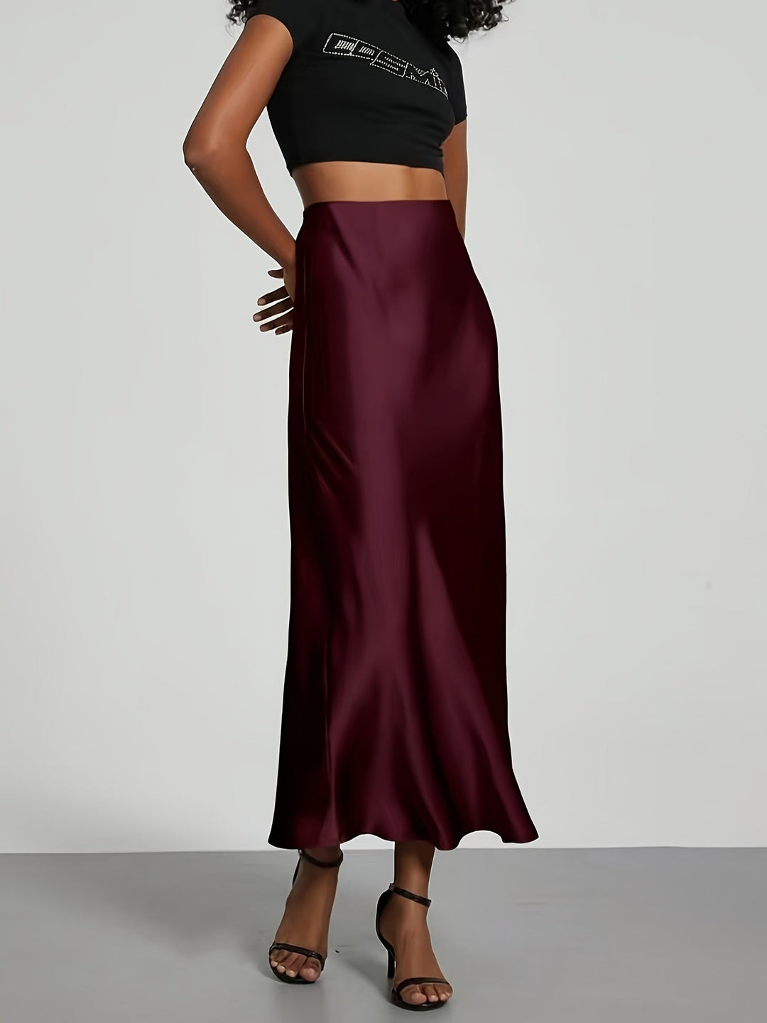 Trendy satinnederdel med høj talje og maxi længde, et must-have i kvindemoden til elegante outfits.
