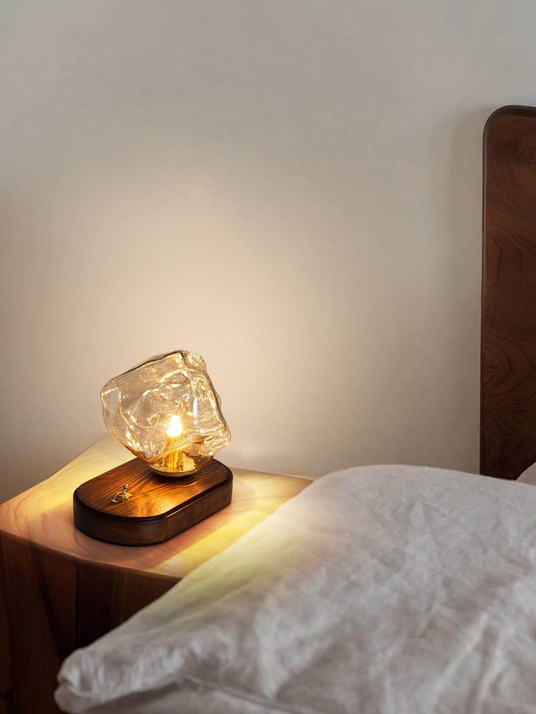 Bordlampe af glas i isstensdesign