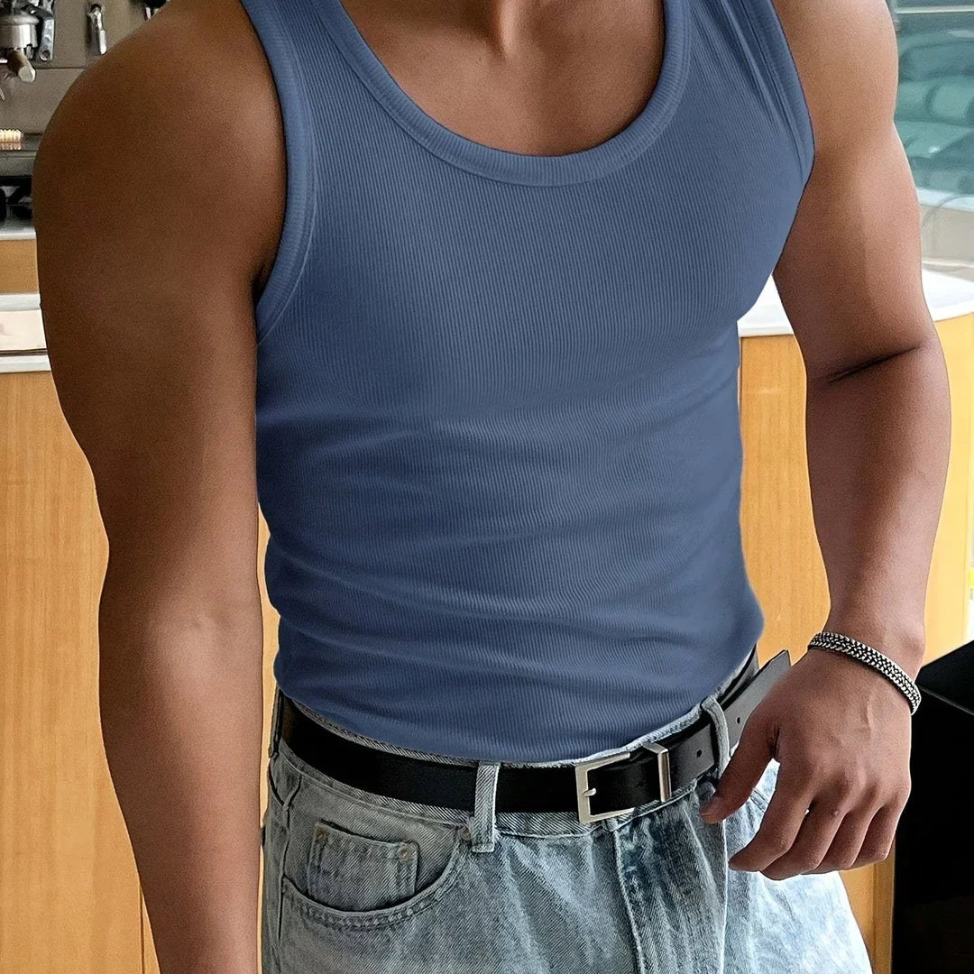 Grå slim fit tanktop til mænd. Komfortabel og åndbar top ideel til træning og aktive sommerdage.