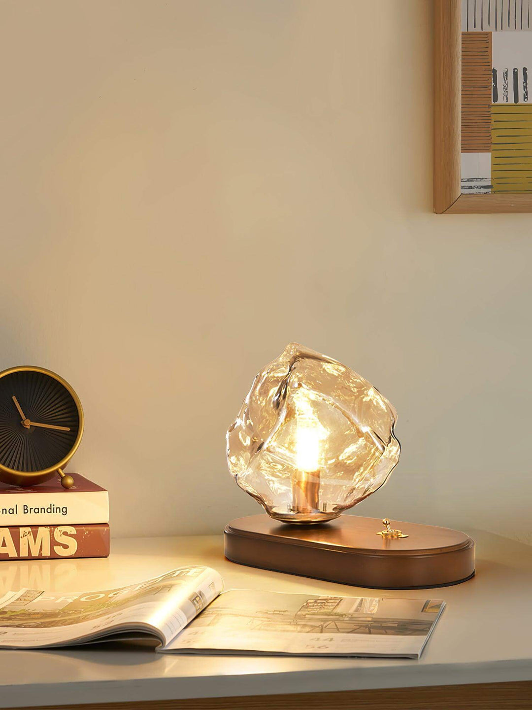 Bordlampe af glas i isstensdesign