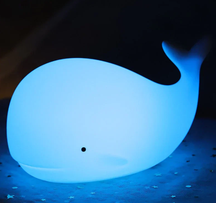Hvid hval-natlampe med farveskift i blød silikone, udstråler et blidt lys, velegnet til børneværelset, genopladelig og trådløs