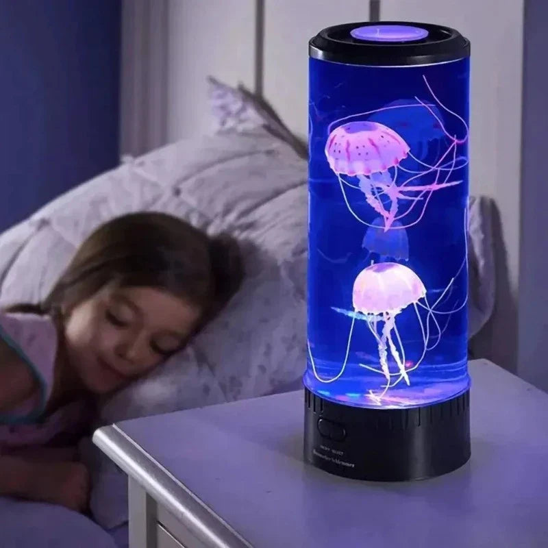 Farveskiftende vandmandslampe, der skaber havstemning, viser svævende vandmænd i farverigt LED-lys, ideel bordlampe.