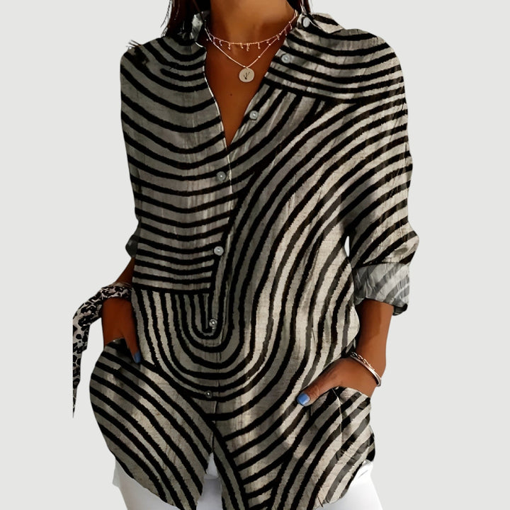 Farverig damesommerskjorte, let og åndbar, perfekt til solrige dage og afslappet sommerstil.