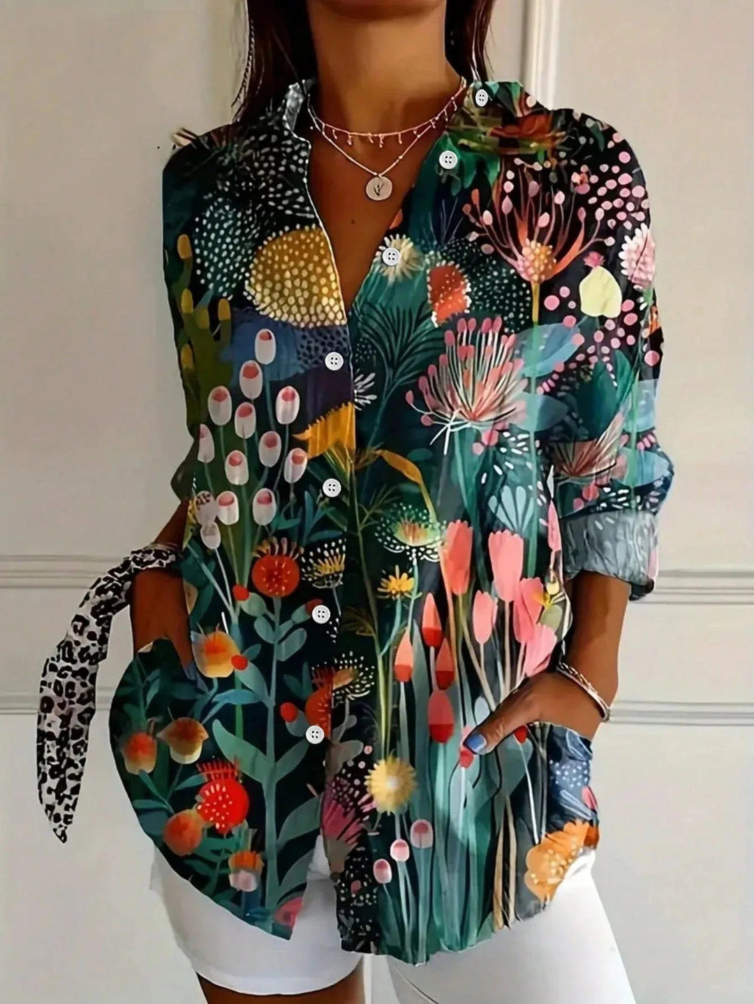 Komfortabel plus size printbluse med løs pasform og farverigt mønster.