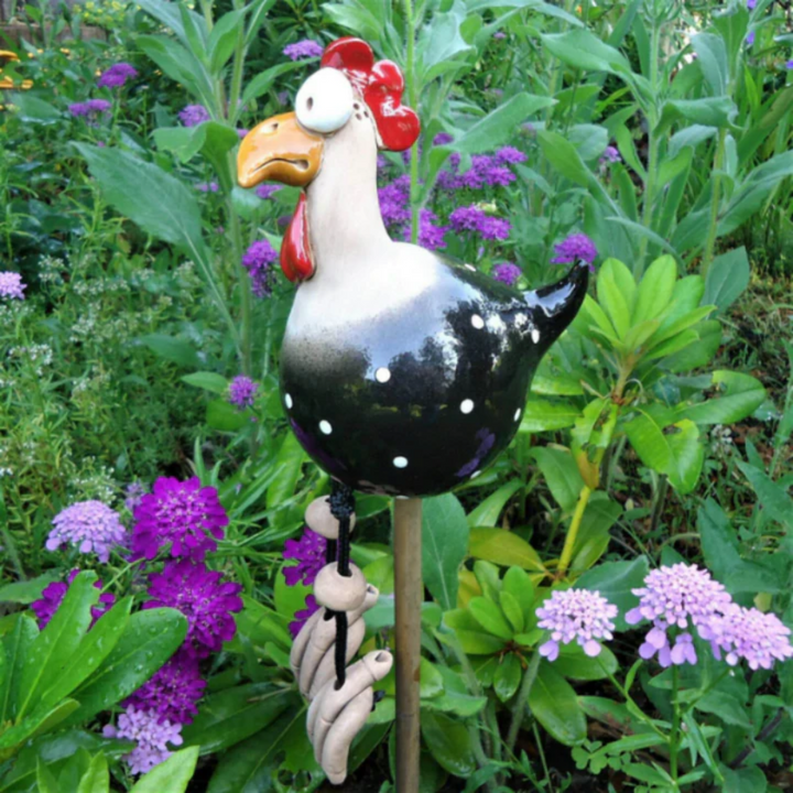 Muntre havefigurer af kyllinger i robust materiale. Perfekt til havedekoration, terrasse, altan og udendørs rum.