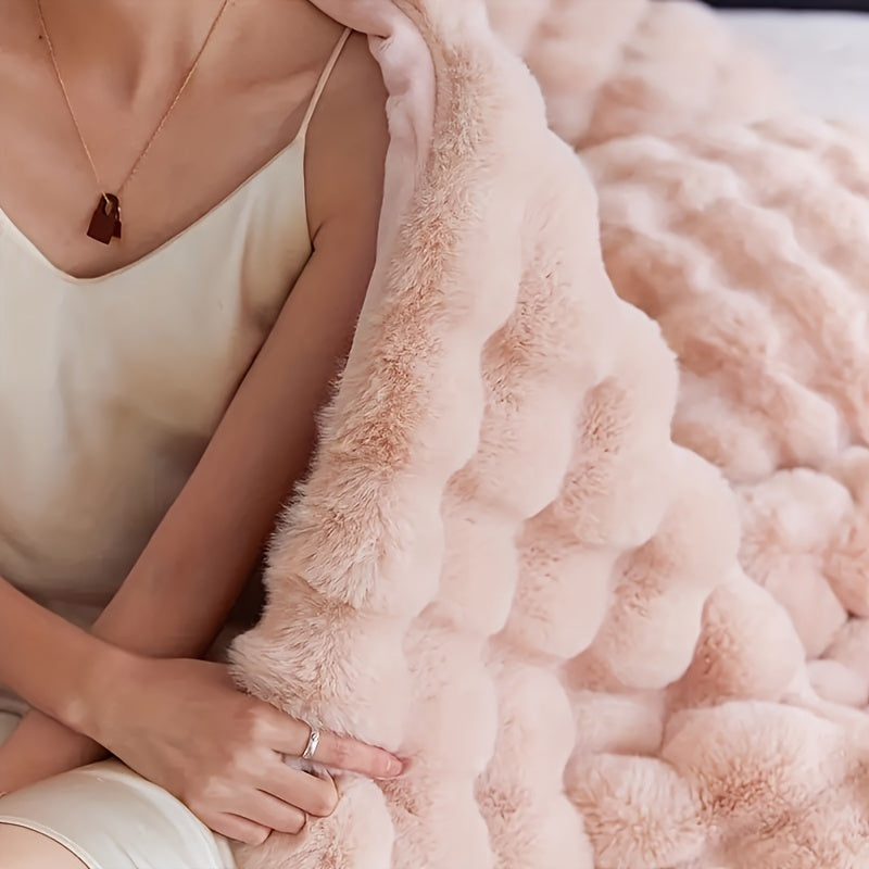 Blødt faux fur tæppe til hygge. En dejlig tilføjelse til enhver sofa eller seng, for varme.