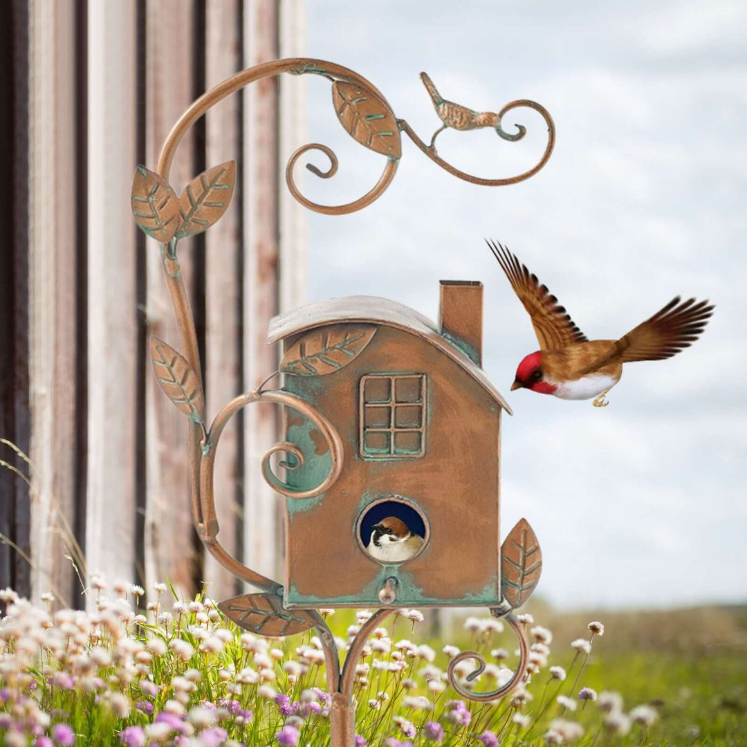 Metalfuglehus til haven med spyd