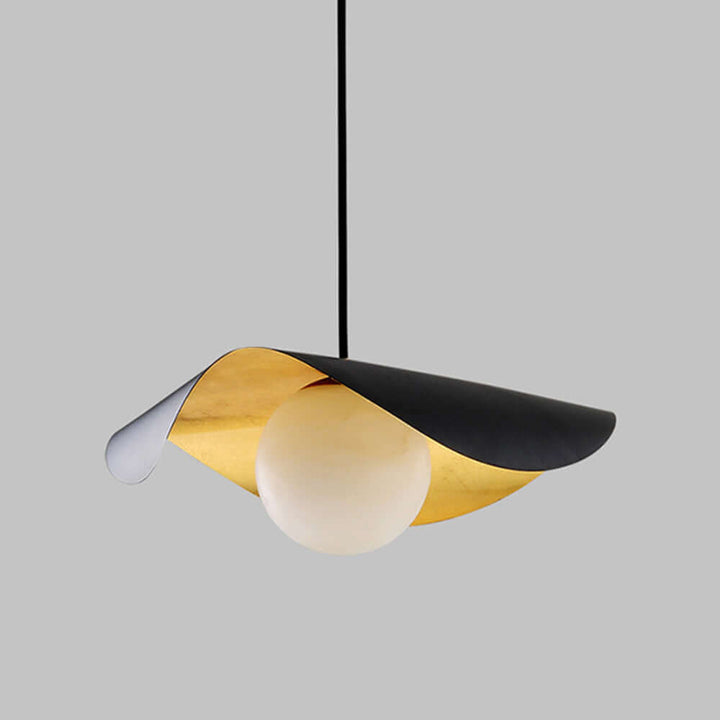 Moderne loftslampe i metal med varmt lys