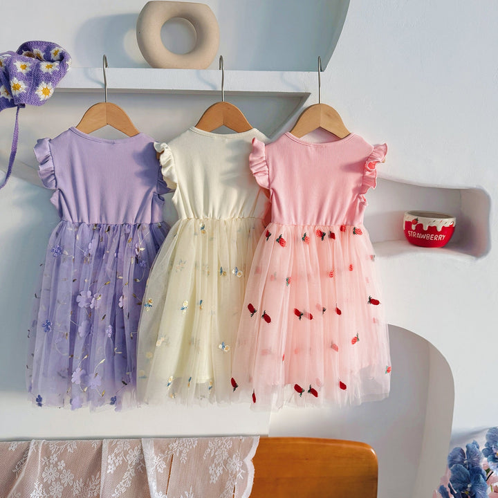 Festlig tylkjole til piger med broderet blomstermønster og flæser, ideel til fester eller bryllupper.