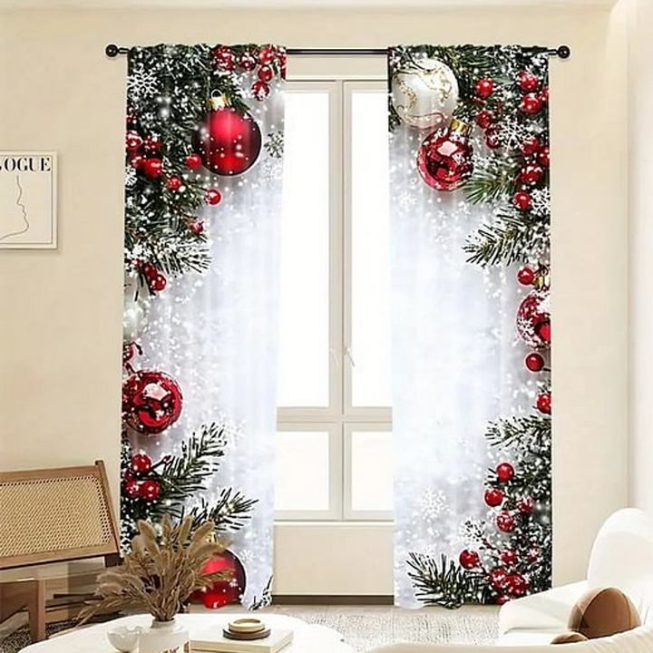 Elegante julegardiner der pryder stuevinduet, og omdanner rummet til en oase af julestemning og hygge.