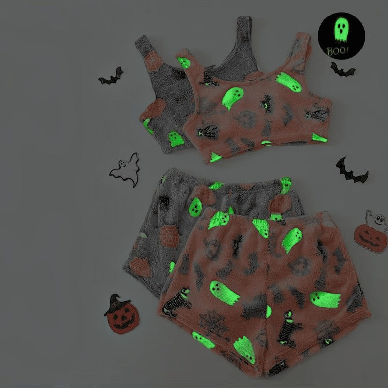 Komfortabelt dame pyjamassæt med selvlysende spøgelsesprint. Ideelt Halloween nattøj til hygge og afslapning.