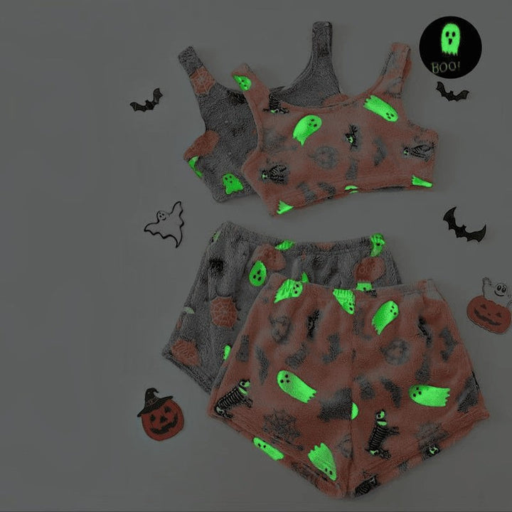Komfortabelt dame pyjamassæt med selvlysende spøgelsesprint. Ideelt Halloween nattøj til hygge og afslapning.