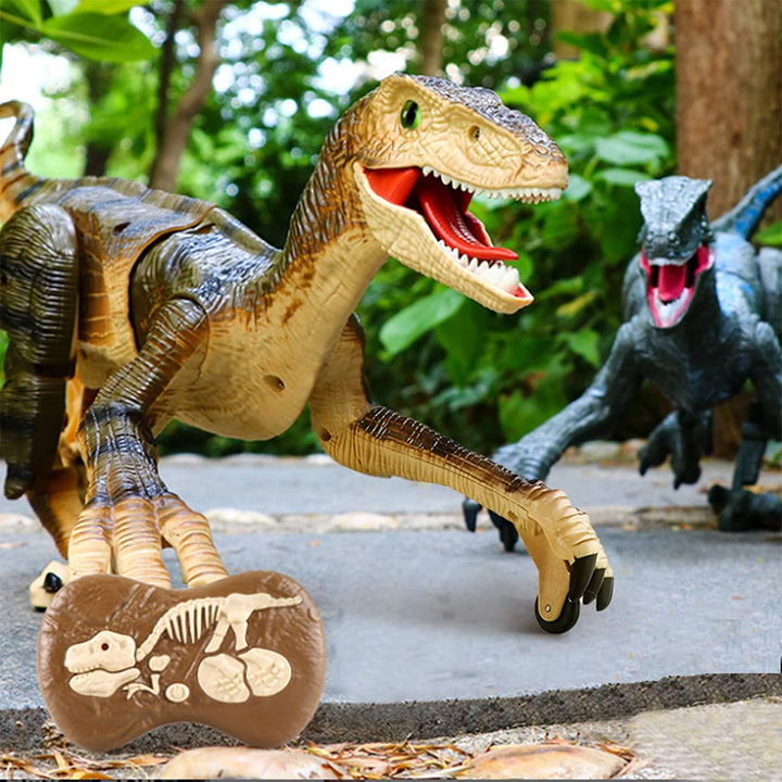 Glad barn betjener sin nye VelociThrill rc dinosaur. Udvikler finmotorik og fantasi.