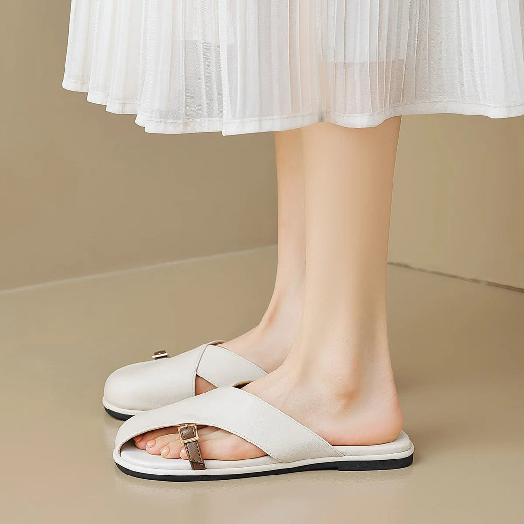 Minimalistiske kryds-rem sandaler til kvinder, perfekt til en afslappet sommerstil.