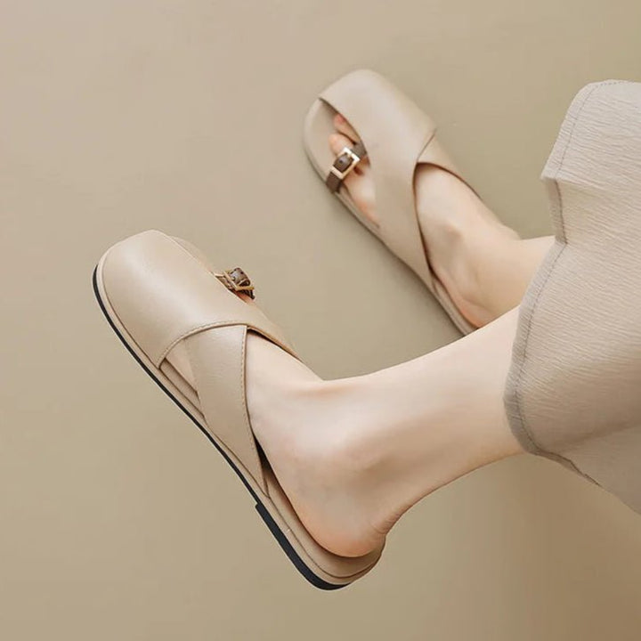 Minimalistiske flade fisherman sandaler i et stilfuldt design, perfekt til sommer og hverdag.