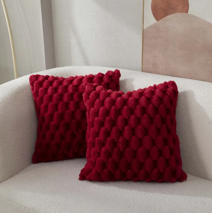 Blød pude med fløjlsbetræk i elegante farver, 50x50cm, til hyggelige bolig- og soveområder.