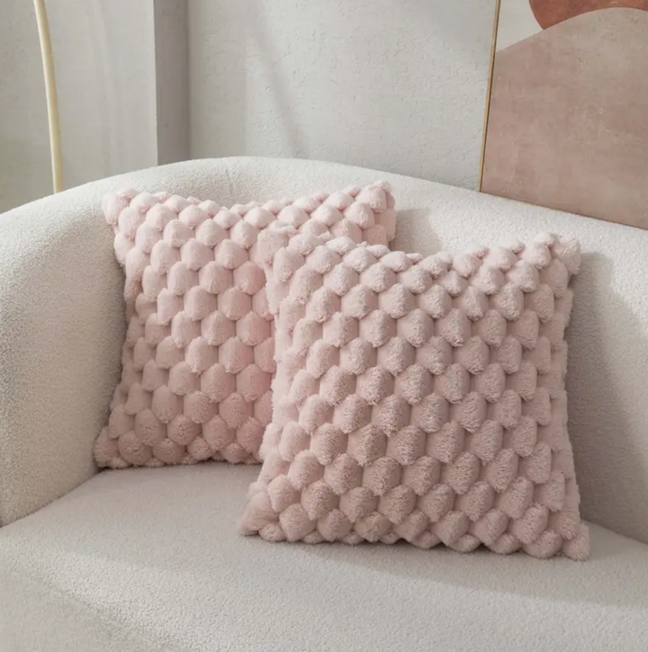 Blød pude med fløjlsbetræk i elegante farver, 50x50cm, til hyggelige bolig- og soveområder.