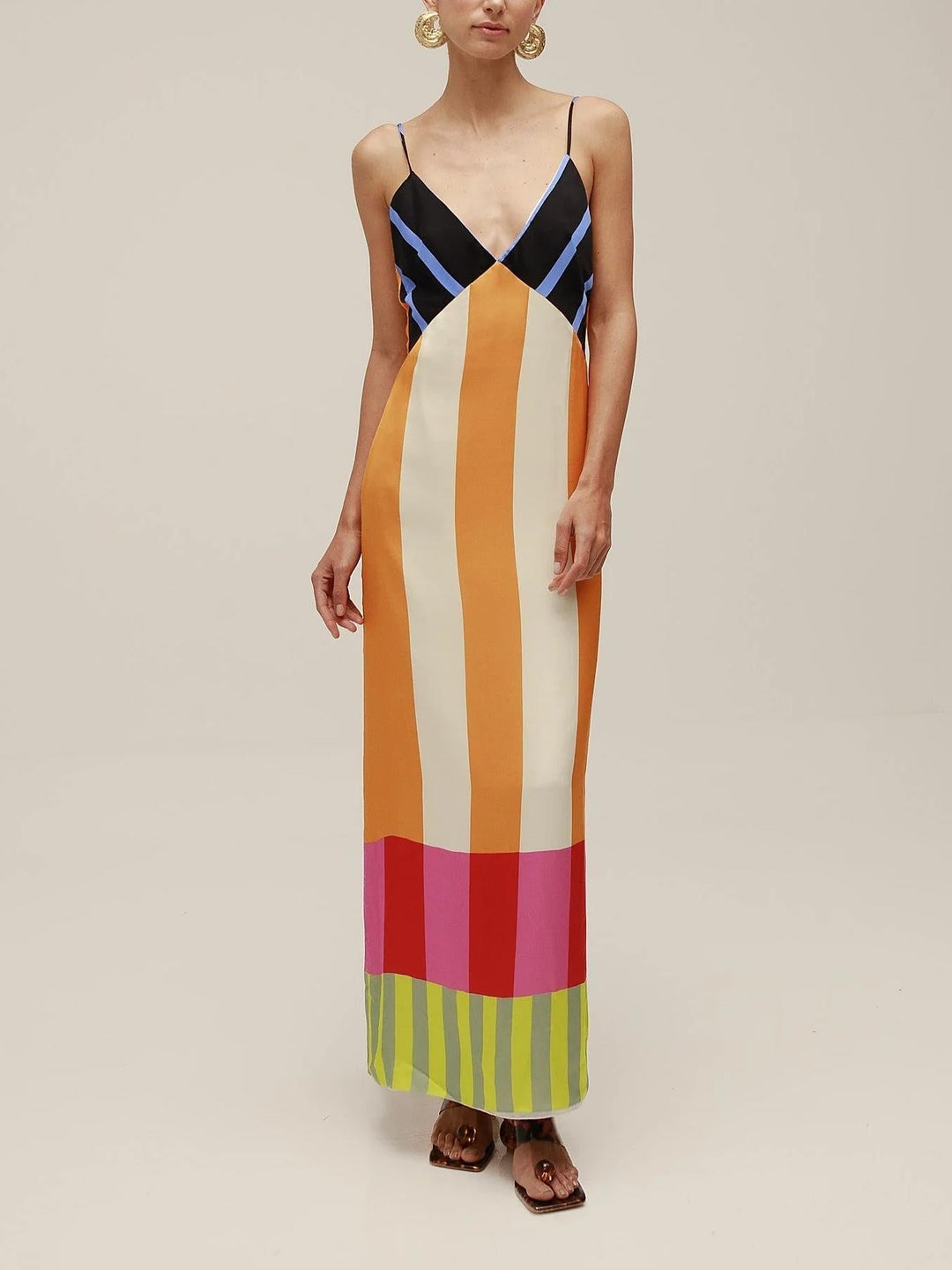 Flerfarvet elegant damekjole, lang polyester maxikjole med moderne snit, ideel til sommer og fest.