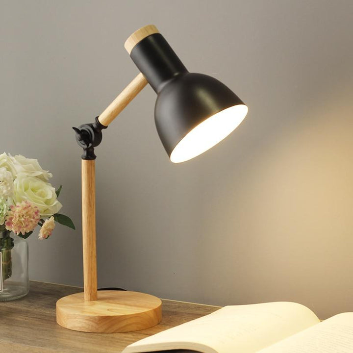 Foldbar FlexiShine LED lampe med justerbar lys til læsning og hygge i stuen.