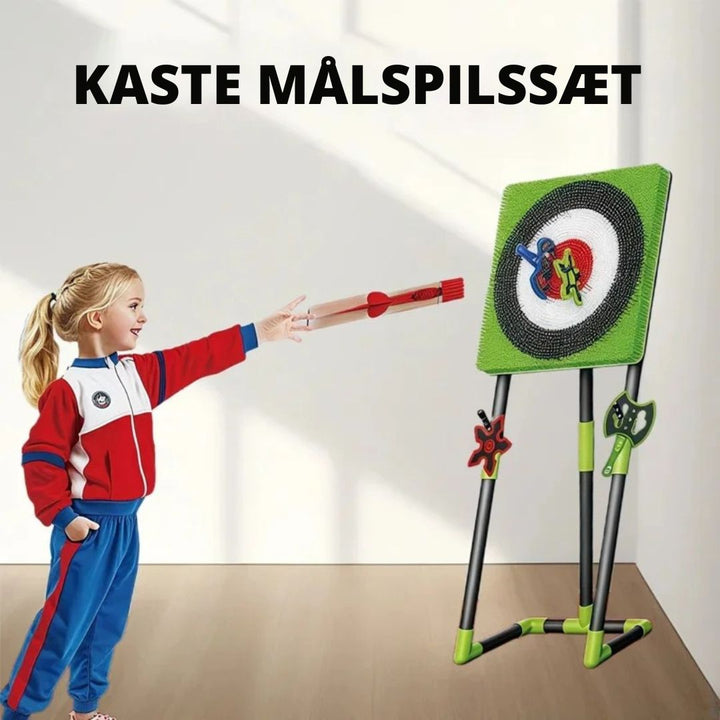 Børn griner mens de kaster bløde økser på målet. Indendørs familie spil for koordination og sjov.