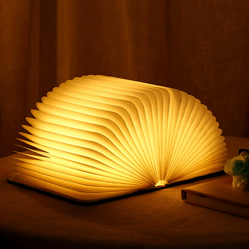 Foldbar LED-bordlampe i træ. Ideel til læsning og hyggelig belysning.