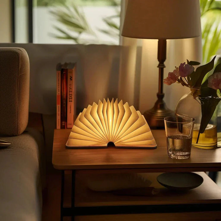 Stilren bærbar LED-bordlampe i lyst træ. Perfekt som foldbar læselampe.