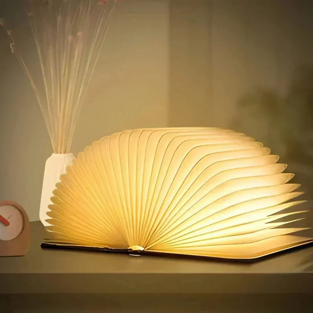 Elegant foldbar trælampe med LED lys. Skaber hygge og giver god læsekomfort.