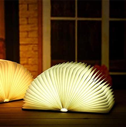 Naturlig træ designlampe med integreret LED-teknologi. Foldbar for fleksibel brug.